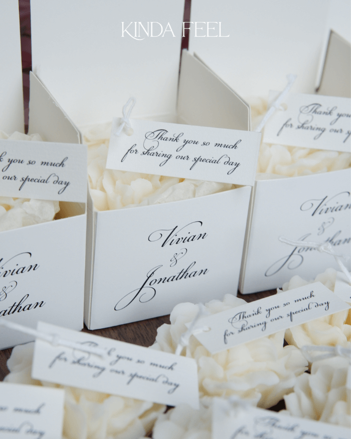 Nến thơm hoa Floret tạo hình được custom theo tên cô dâu chú rể Nến thơm hoa Floret tạo hình được custom theo tên cô dâu chú rể